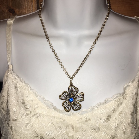 Gorgeous blue flower pendant with earrings NWT - Picture 2 of 6